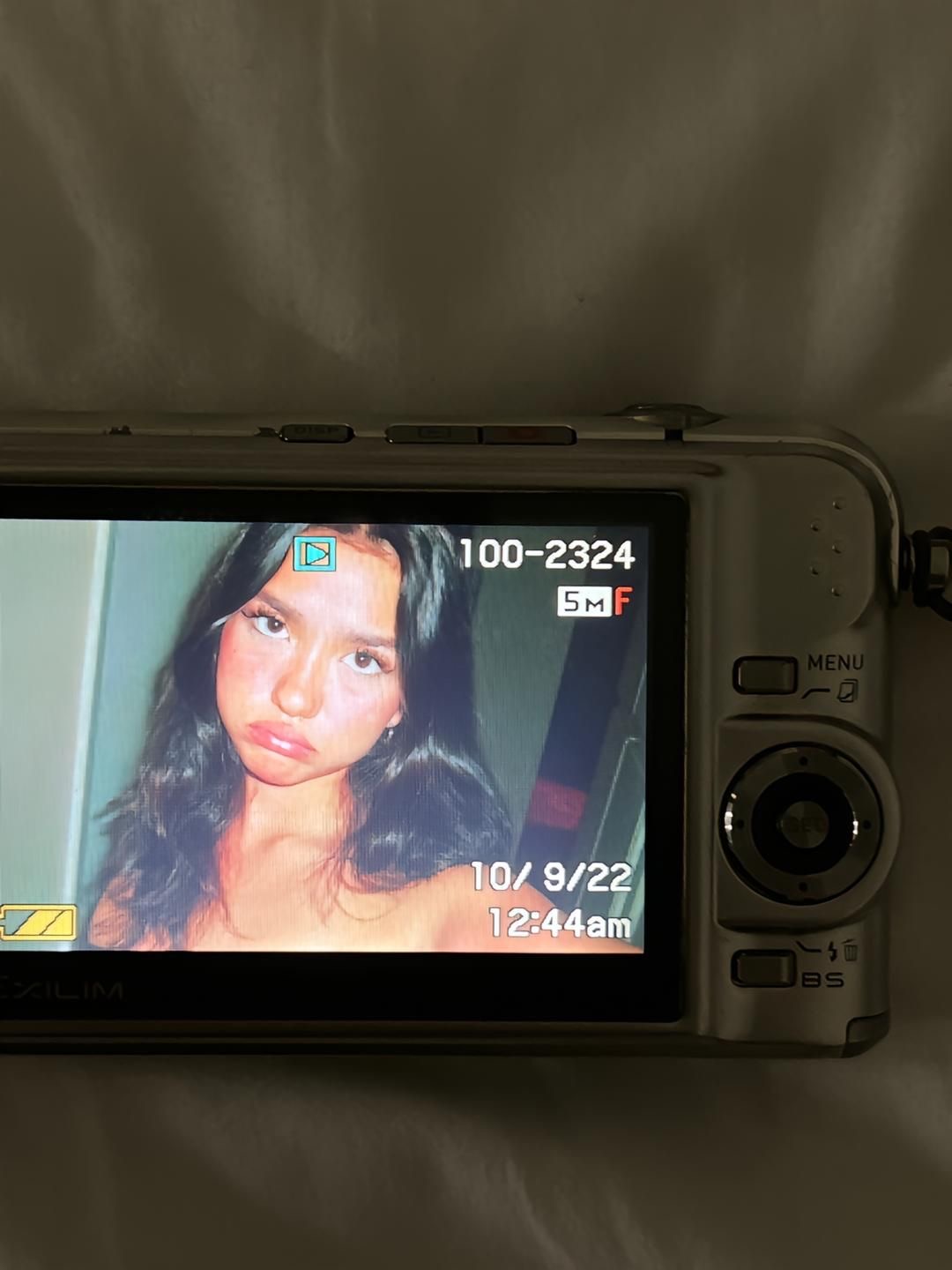 Zdjęcie z aparatu APARACIK — dziewczyna na ekranie aparatu Casio